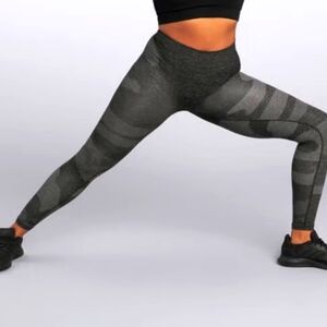 HPE Gray Camo Cross Seamless Leggings Sz S